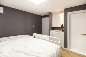 차콜그레이와 화이트가 어우러진 모던 클래식 침실